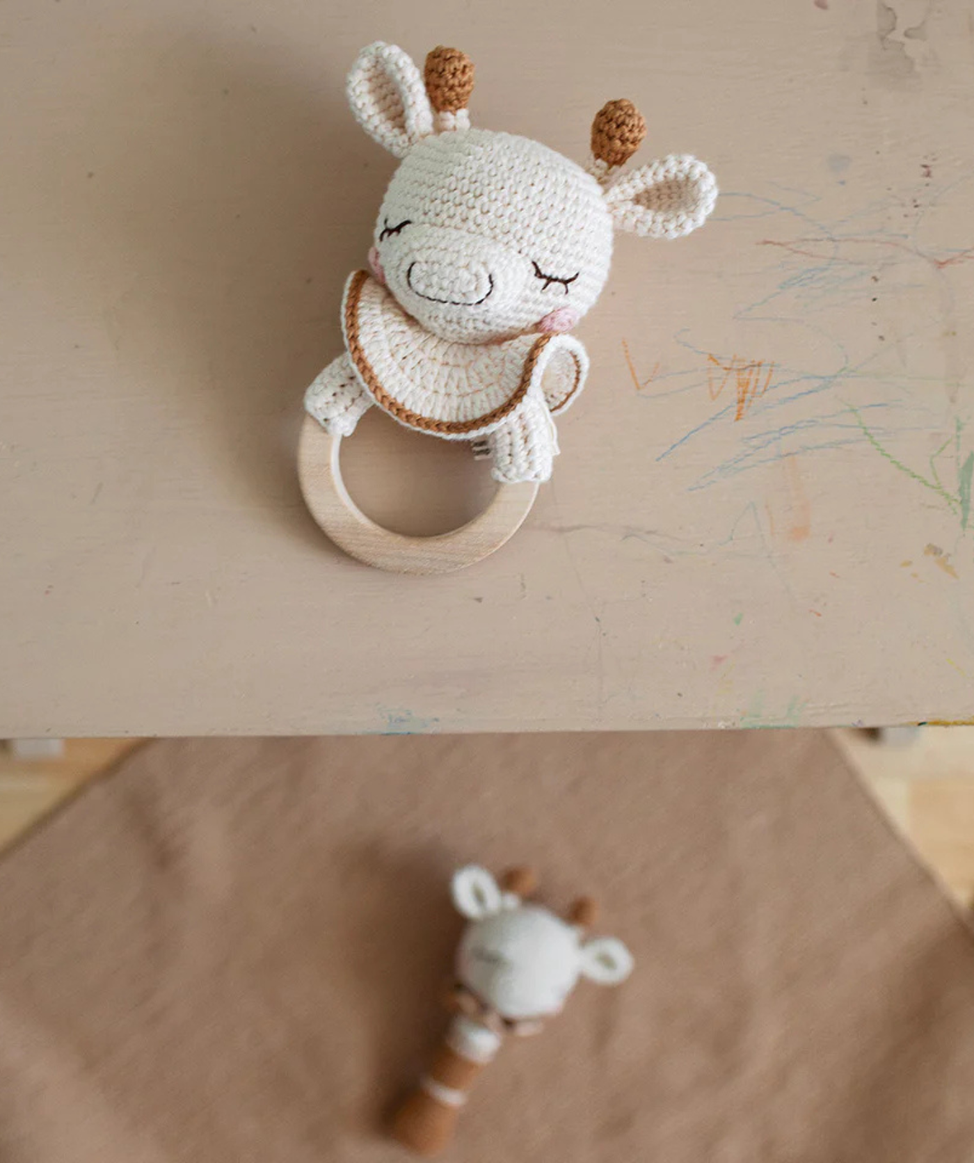 Goldie Giraffe Beissring – Creme/Karamell