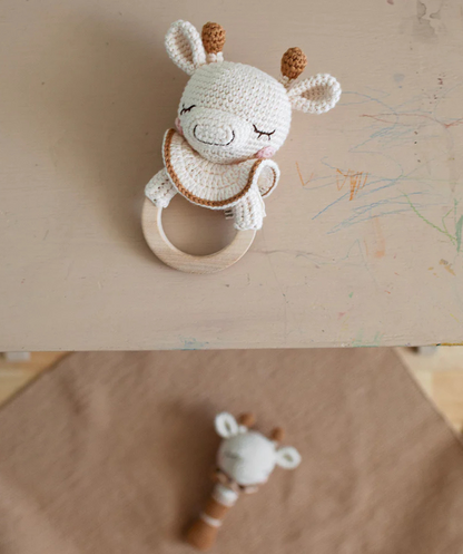 Goldie Giraffe Beissring – Creme/Karamell