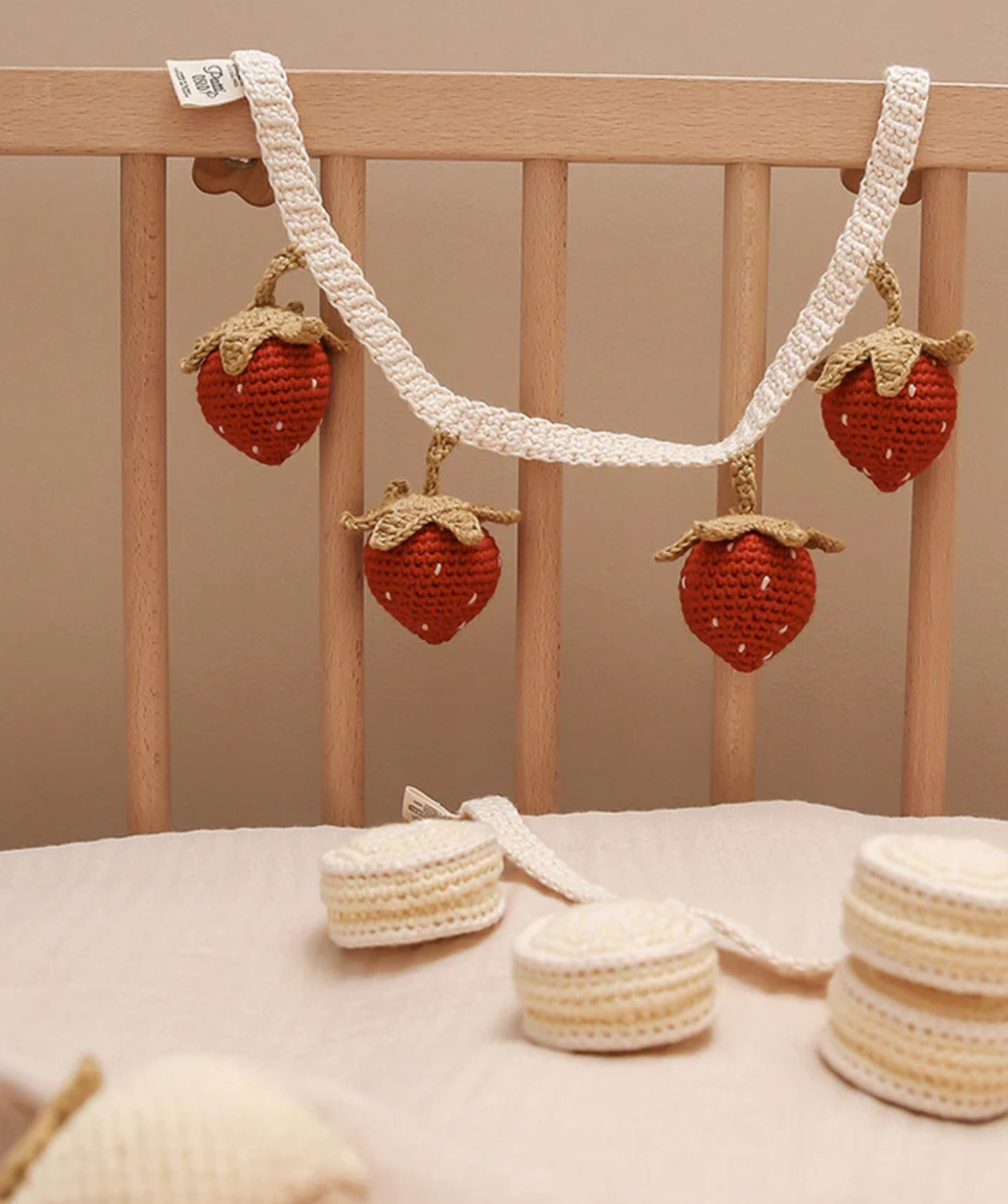 Erdbeer-Kinderwagenkette - Creme/Rot